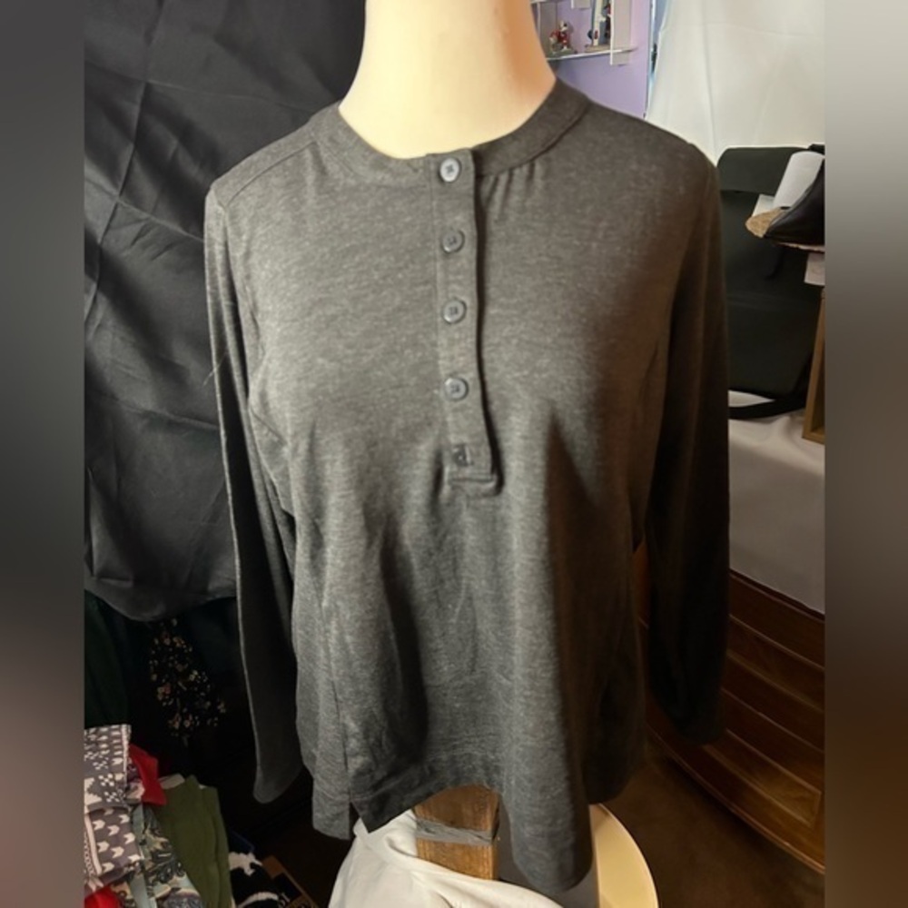 LIZ CLAIBORNE GREY HENLEY TOP. Size XXL, NEW